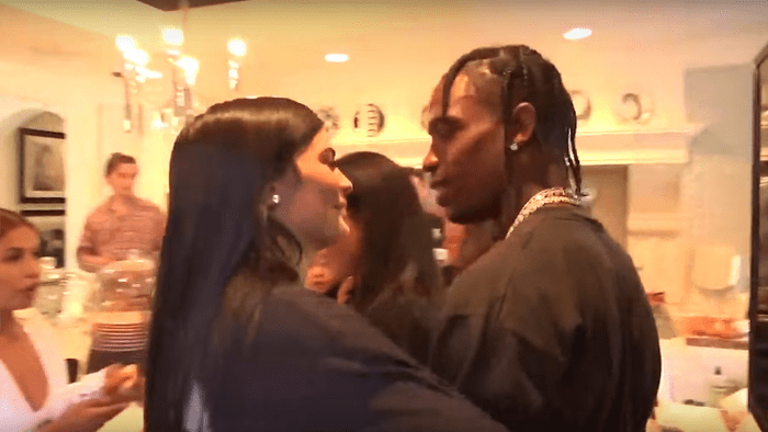 Kylie Jenner & Travis Scott’s Body Language In Her Pregnancy Video Says A Lot About Their Relationship, According To Experts
